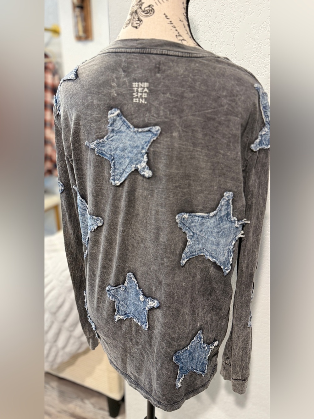 One Teaspoon Star Appliqué Long Sleeve Tee — NWOT XS - Picture 11 of 12
